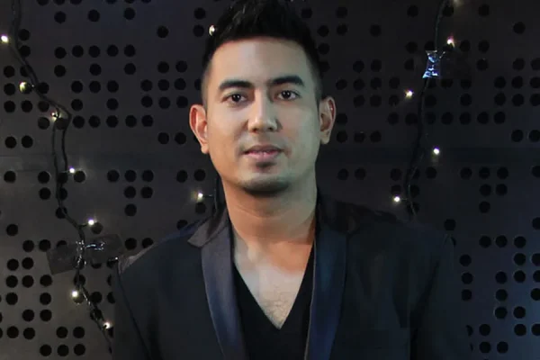 Artis Penyanyi Pop, Mantan Anggota Grup Vokal Pria Berlima Asal Jakarta Timur Rio Febrian Terkenal Dengan Lagu - Lagu Cintanya