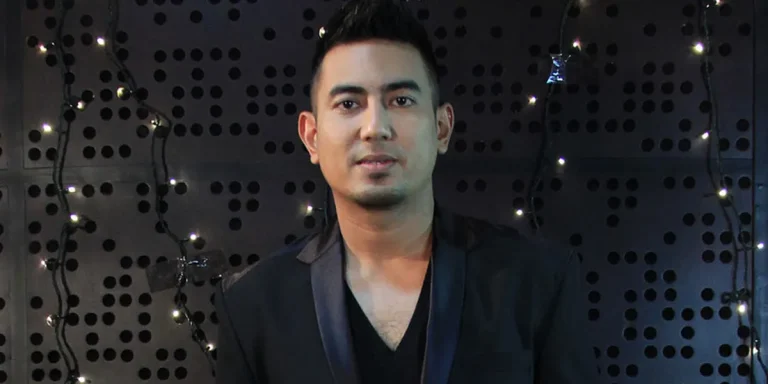 Artis Penyanyi Pop, Mantan Anggota Grup Vokal Pria Berlima Asal Jakarta Timur Rio Febrian Terkenal Dengan Lagu - Lagu Cintanya