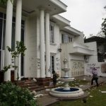 Warga Kembalikan Kasur yang Dijarah dari Rumah Uya Kuya