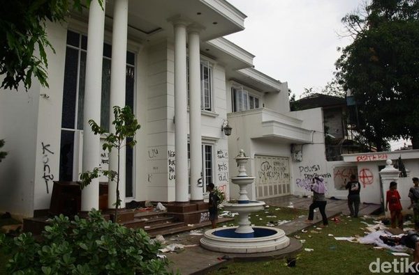 Warga Kembalikan Kasur yang Dijarah dari Rumah Uya Kuya