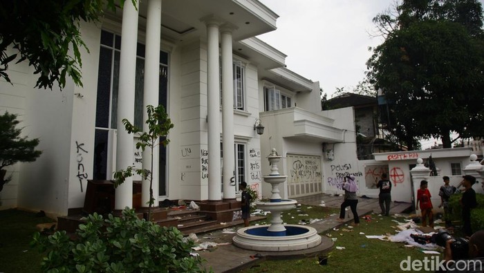Warga Kembalikan Kasur yang Dijarah dari Rumah Uya Kuya